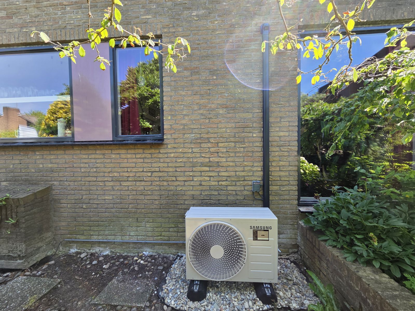 Samsung airco-buitenunit in de tuin